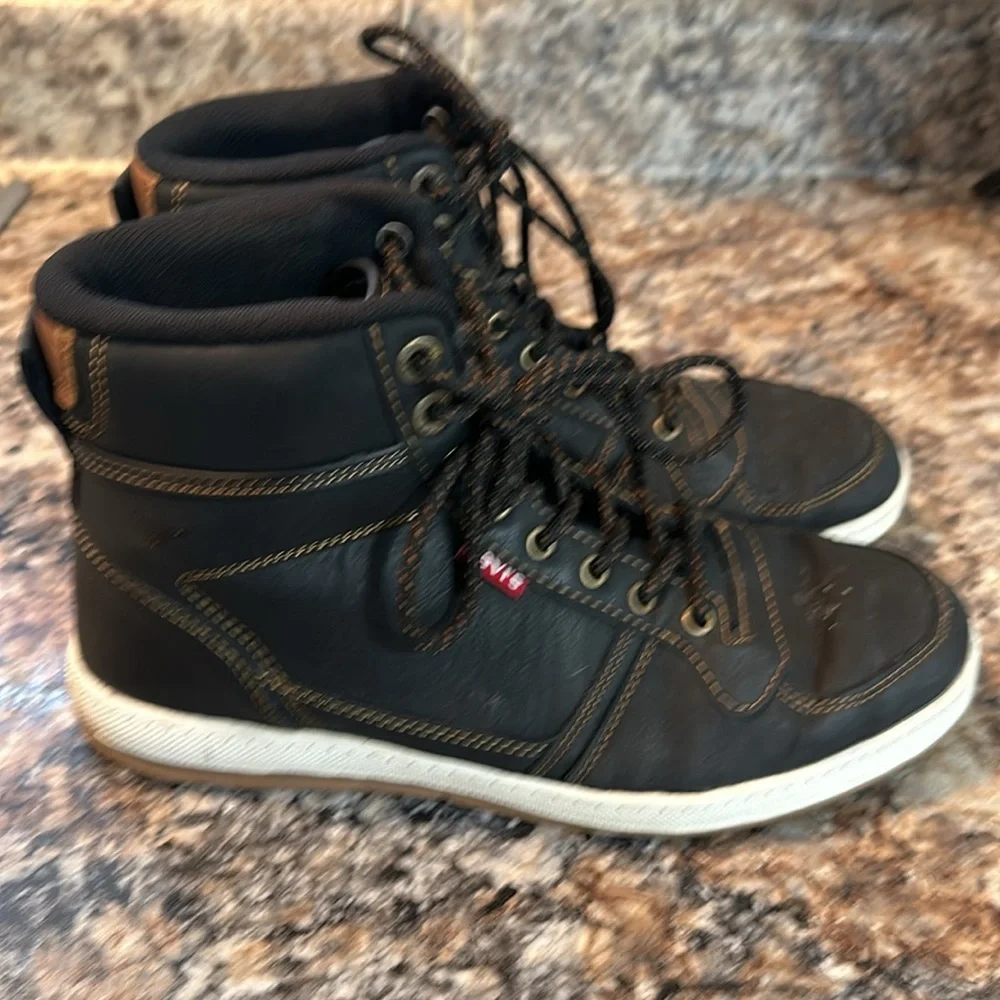 Levi's Mid Top Sneakers Mens Size 7.5. Black.